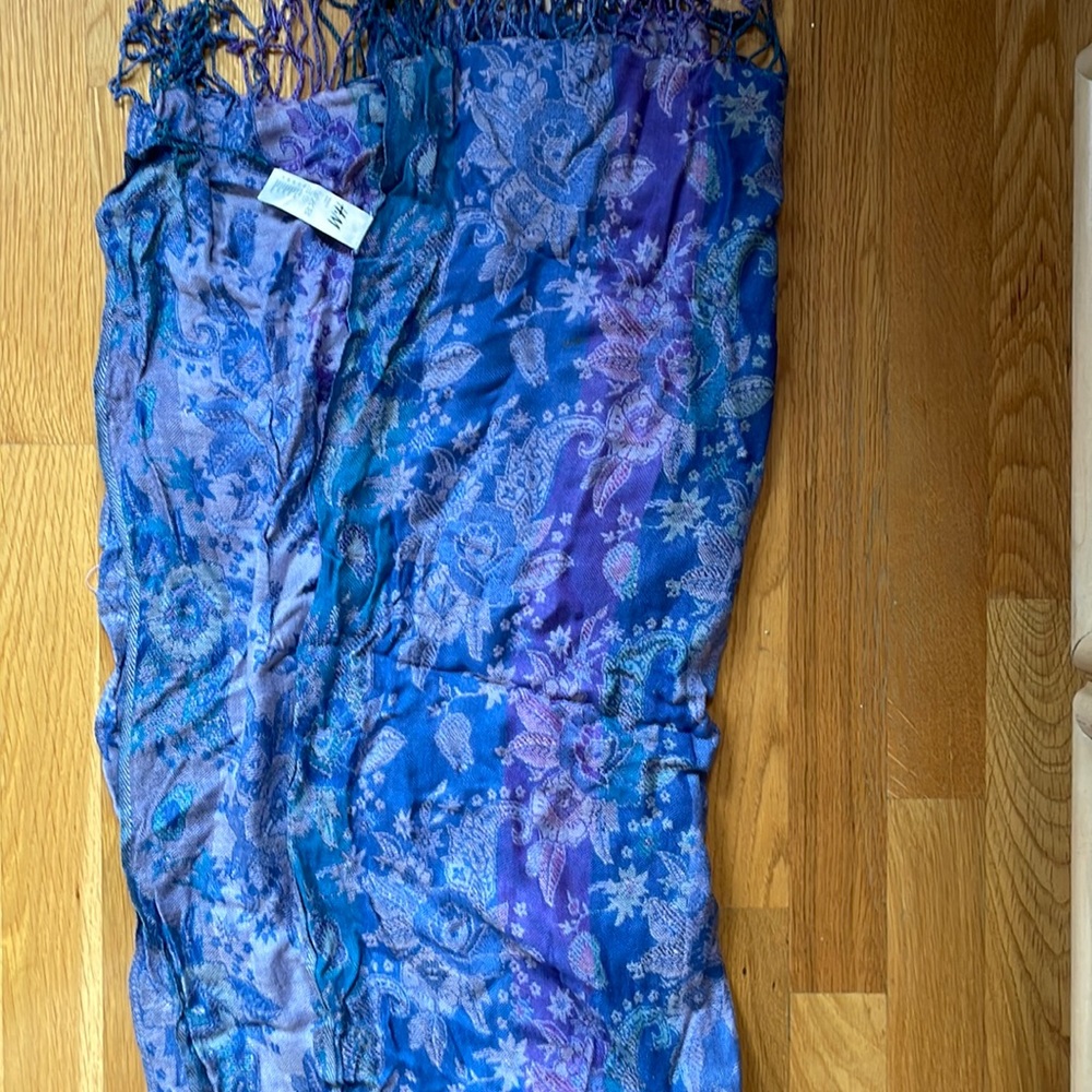 H&M scarf bought in Paris in 2010 and lightly used. Very soft!